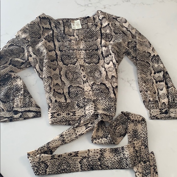 Crop top blouse with open back - Picture 1 of 4